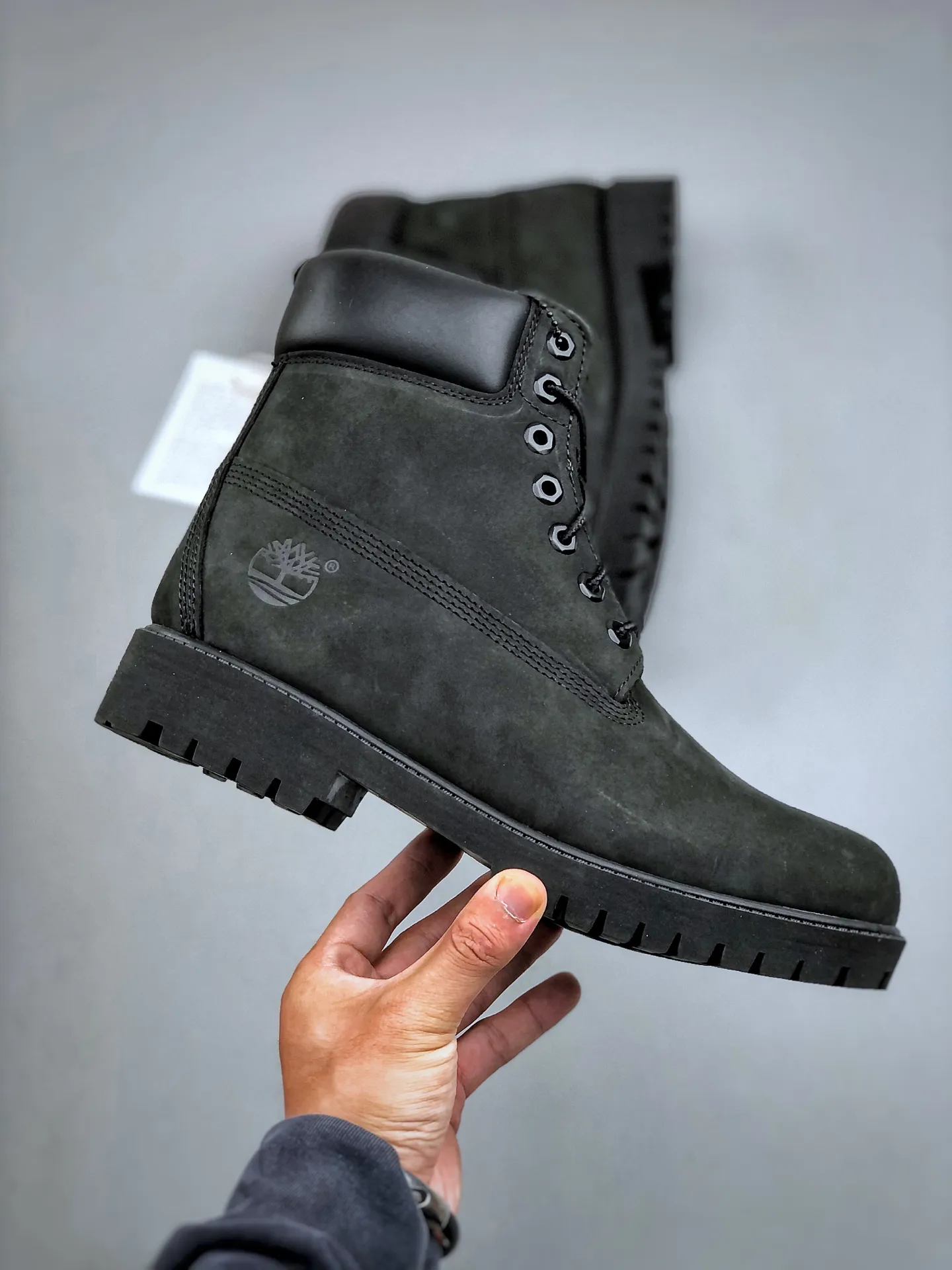 Local self-pickup💰800 supports store placement, get the pure and original top quality, one-to-one original development version Timberland can’t be beaten/classic yellow high-top [Female six-hole model 10361 Men’s seven-hole model 10061] Channel version of something, produced by Zhuhai OEM factory, Hong Kong purchasing agent of Hong Kong, unified channel delivery order, consistent quality of something, no need to emphasize gorgeous copywriting, just a brief introduction of materials, analysis of original genuine process, imported waterproof frosted cowhide, purple light logo anti-counterfeiting mark, precise computer sewing line, four-line parallel process, 10,000 times horizontal folding dynamic waterproofing, one-piece molding injection molding process ( ⚠️The difference is the cold-glued one-piece version) Rubber non-slip outsole is durable and wear-resistant. Fully genuine cowhide collar/lining/sole. Equipped with anti-fatigue shock-absorbing honeycomb insole. Extremely comfortable. Extremely practical for daily life. Classic, simple and easy to match. Essential for wind, rain, thunder, lightning, water, cold and heat insulation. Full set of cabinet packaging accessories (comes with shoelaces, cleaning eraser, and counter bag) Size: 35 36 37 37.5 38 38.5 39 39.5 40 41 41.5 42 43 43.5 44 44.5 45 one size larger. Authentic official website consistent size
